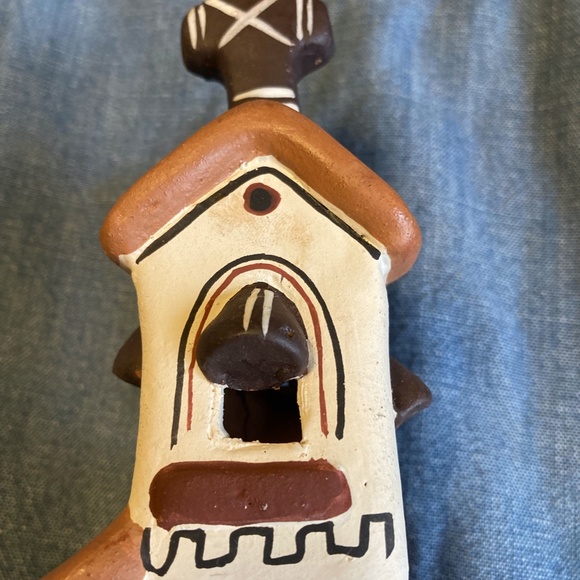 Peruvian red clay ceramic church scene with two adults and baby. - Picture 4 of 8